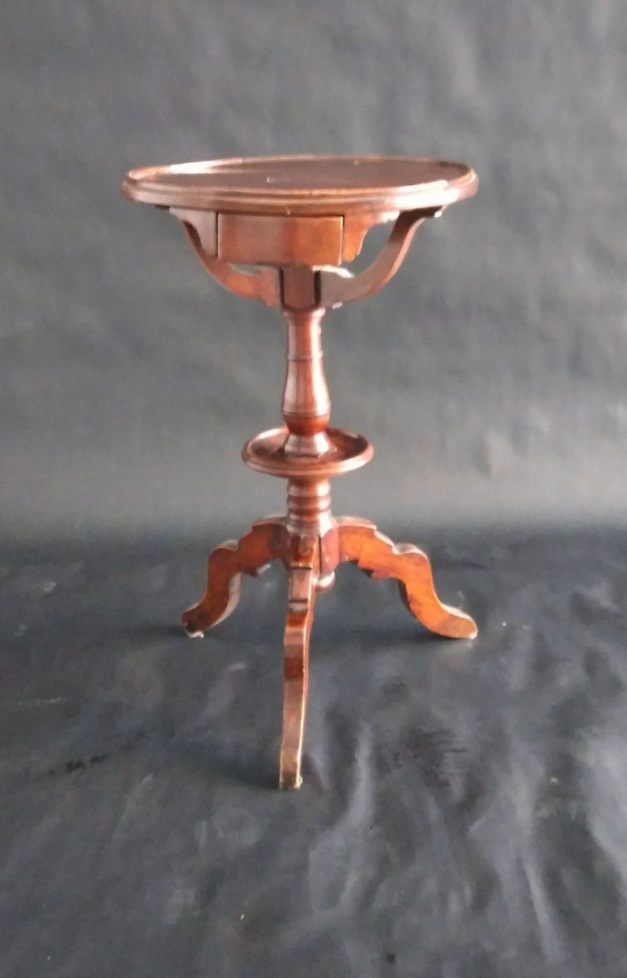 Tavolino rotondo in noce con piccolo cassetto.Base a trepiede e poi tornita. Lombardia I° XIX° sec. diam. cm. 40